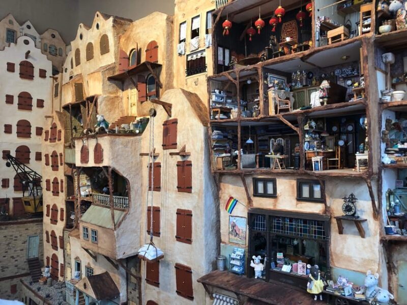 Your Own Amsterdam. Jordaan: The Atmosphere of Old Holland - Key Points