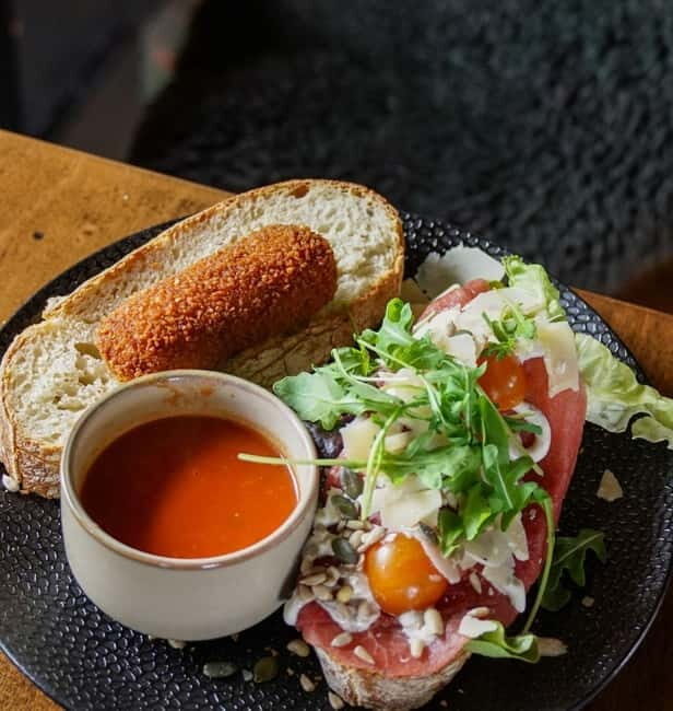 Zaanse Schans: Windmill Audio Guide with Dutch Lunch - Exploring Zaanse Schans: A Virtual Tour with a Tasty Twist