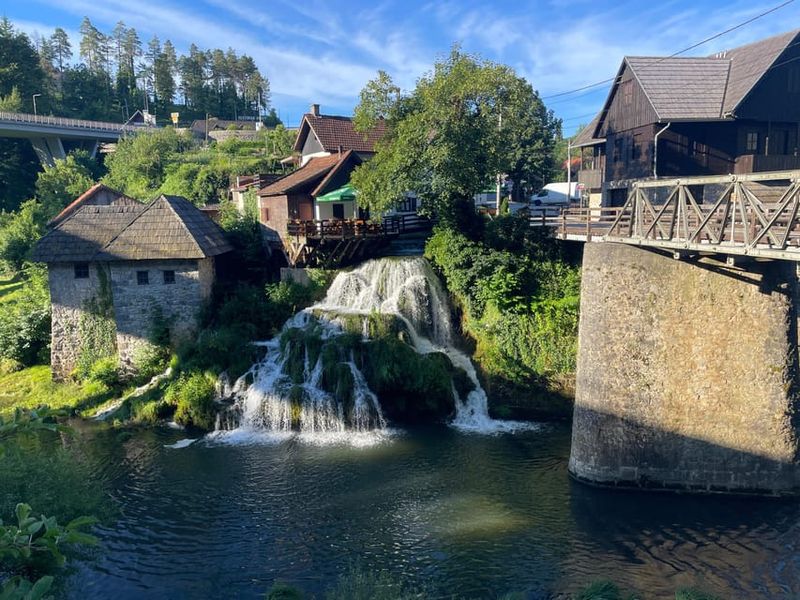 Zagreb: Rastoke & Plitvice Lakes Guided Tour with Ticket - Walking reality: boardwalks, uneven ground, and a real 8–9 km day